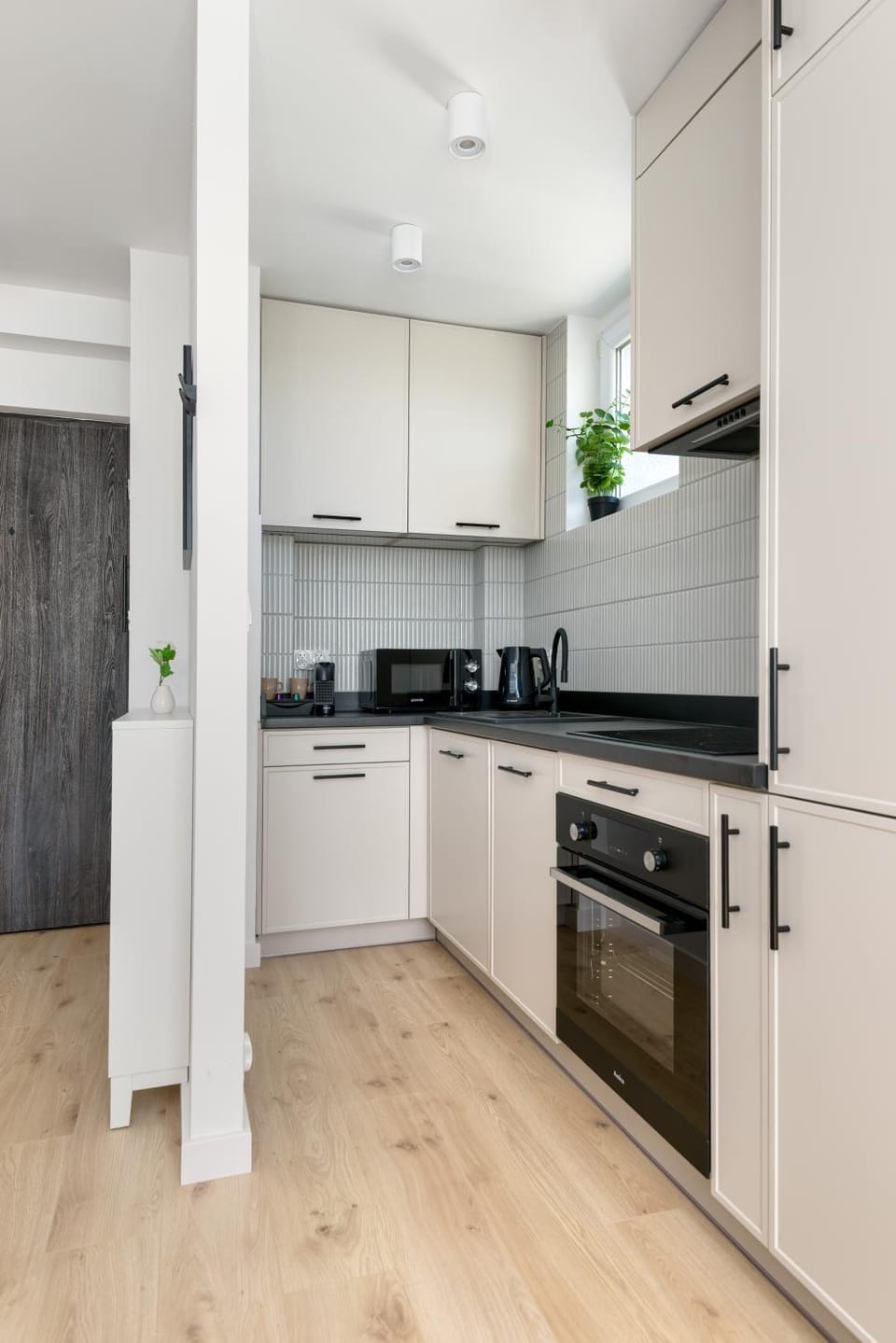 Coffee/tea facilities, Kitchen or kitchenette, dishwasher, microwave, stove