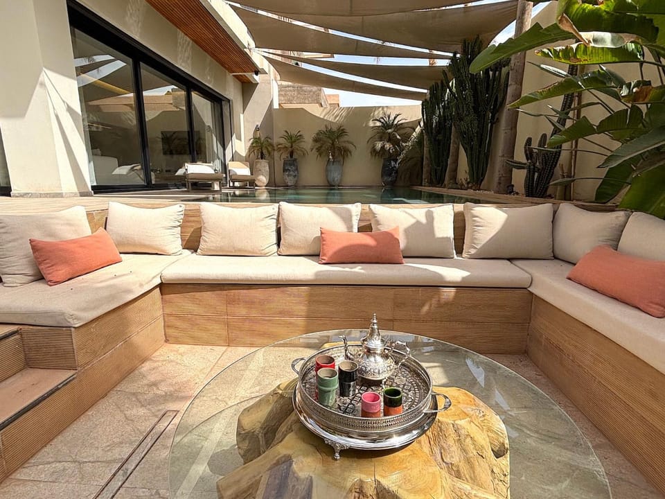Patio, Day, View (from property/room), Balcony/Terrace, Living room, Food and drinks, Seating area, Food