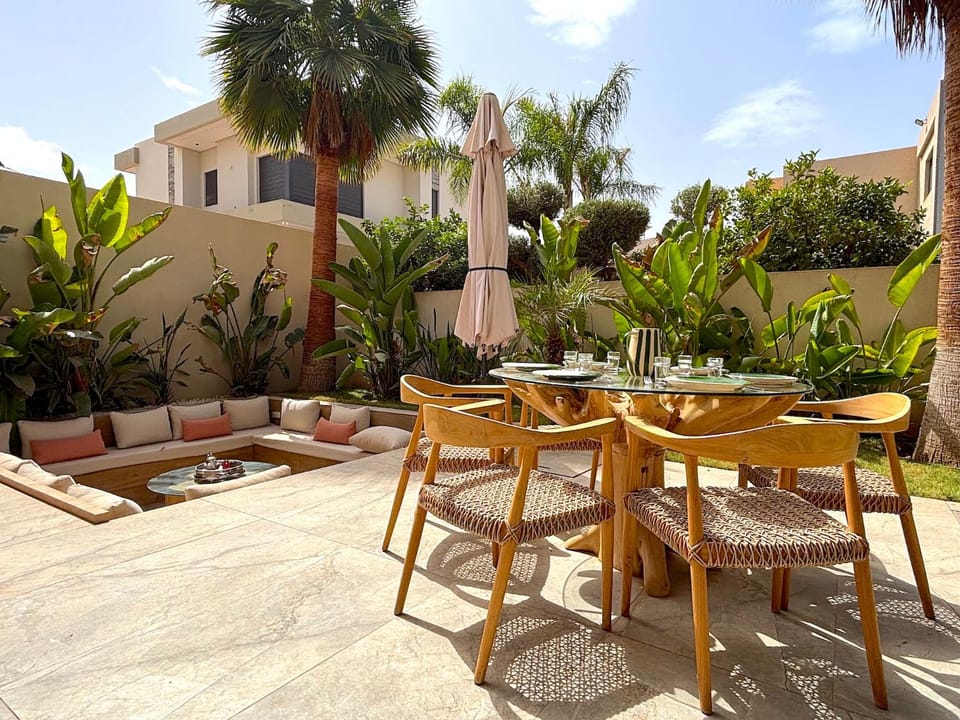 Property building, Patio, Spring, Day, Garden, Living room, Seating area, Dining area, Garden view