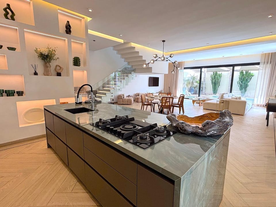 Kitchen or kitchenette, Food and drinks, Food, minibar, stove