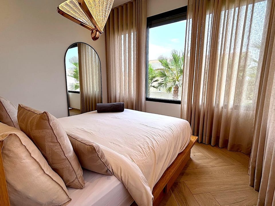 Bed, Living room, Photo of the whole room, Seating area, Bedroom