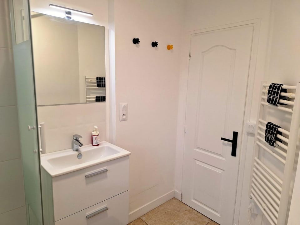 Shower, Toilet, Bathroom, hair dryier, towels, towels, washing machine, washing machine