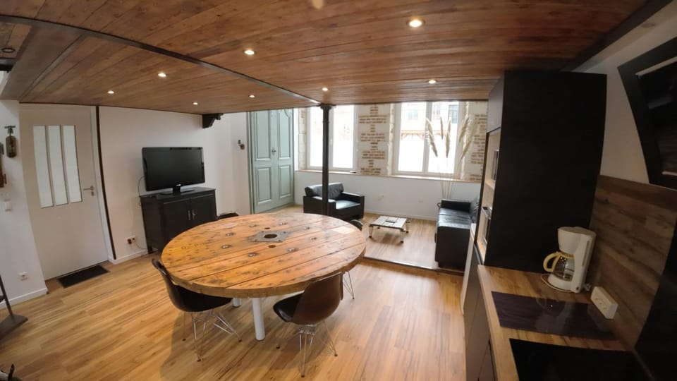 TV and multimedia, Kitchen or kitchenette, Living room, Seating area