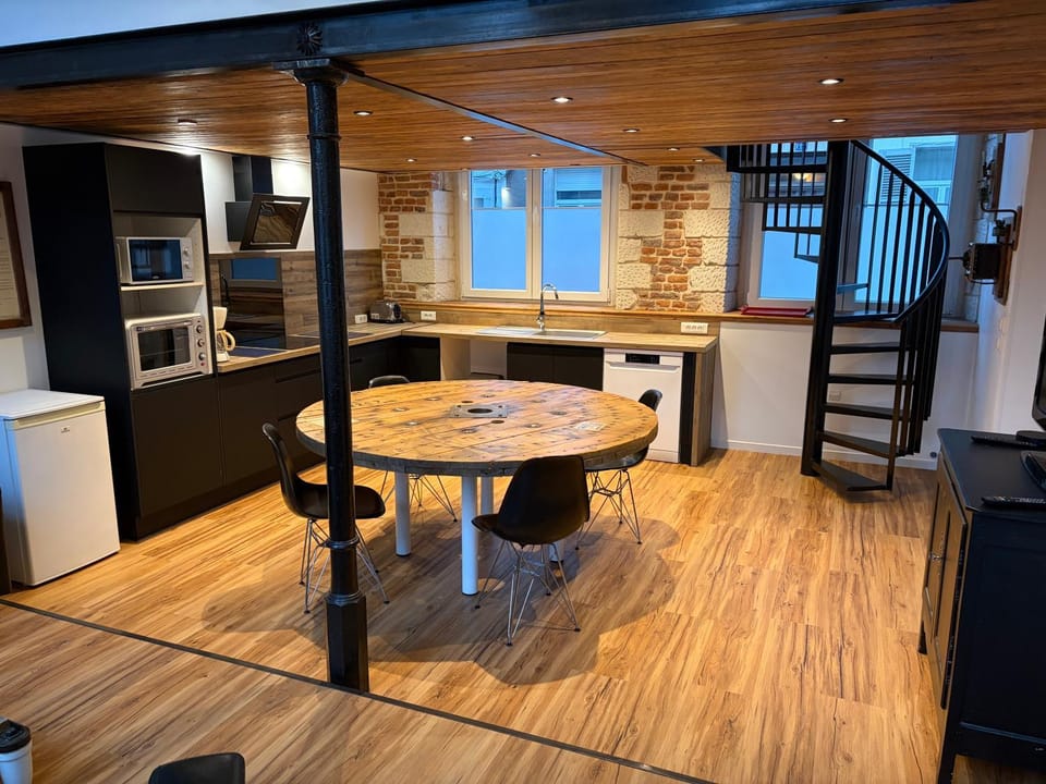Kitchen or kitchenette, Living room, Seating area, Dining area