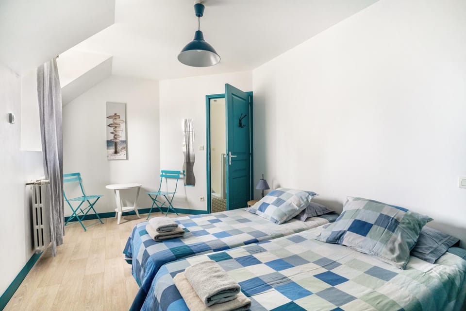 Property building, Living room, Bedroom