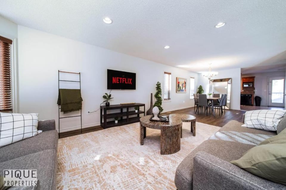 6BDRM Chic Modern Home-Fireplace-BBQ-Sleeps 18! Apartment in Edmonton
