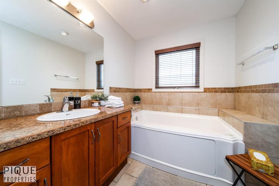 6BDRM Chic Modern Home-Fireplace-BBQ-Sleeps 18! Apartment in Edmonton