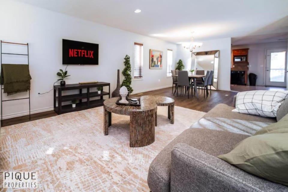 6BDRM Chic Modern Home-Fireplace-BBQ-Sleeps 18! Apartment in Edmonton