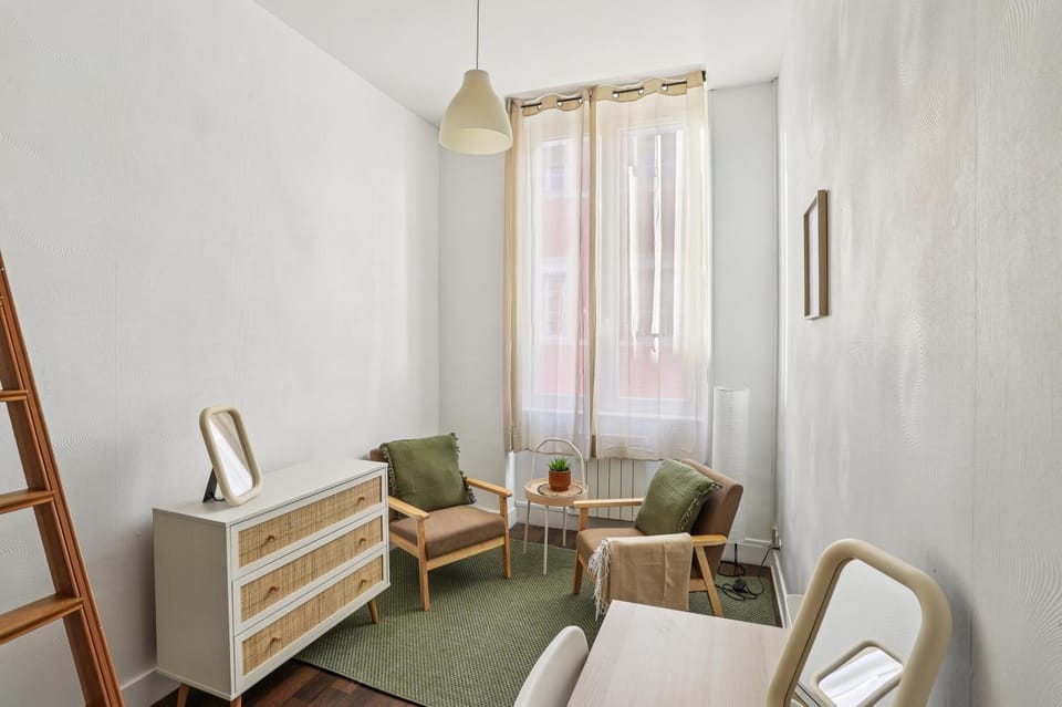 Photo of the whole room, Bedroom