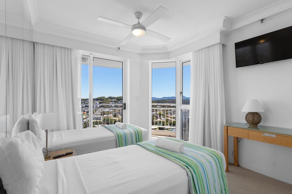 Bed, TV and multimedia, Photo of the whole room, Bedroom