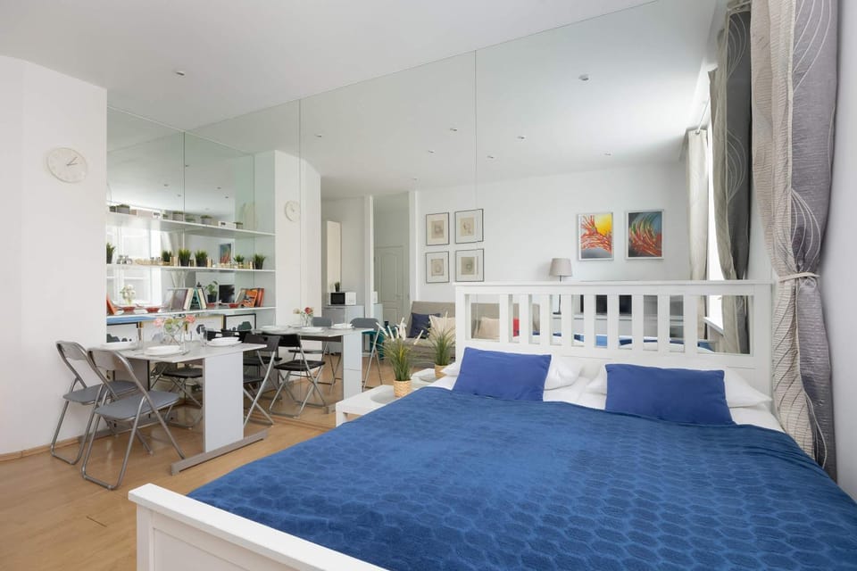 Bed, Living room