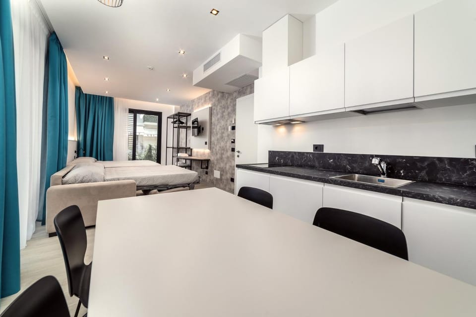 Bed, Kitchen or kitchenette, Seating area