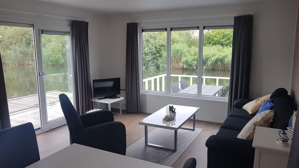 BestMarine Waterchalets Flevo Marina Chalet in Flevoland, Netherlands