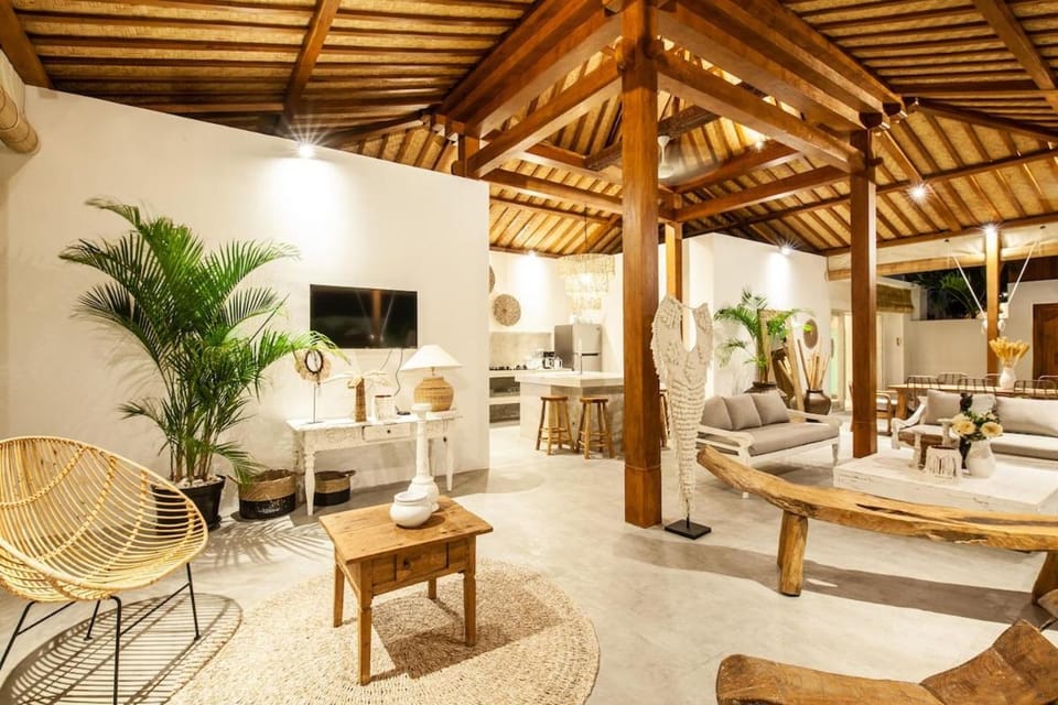New 5 bedroom Villa close to Seminyak eat street Villa in North Kuta