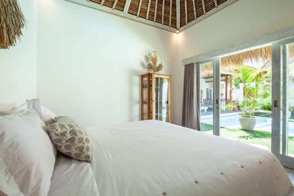 New 5 bedroom Villa close to Seminyak eat street Villa in North Kuta