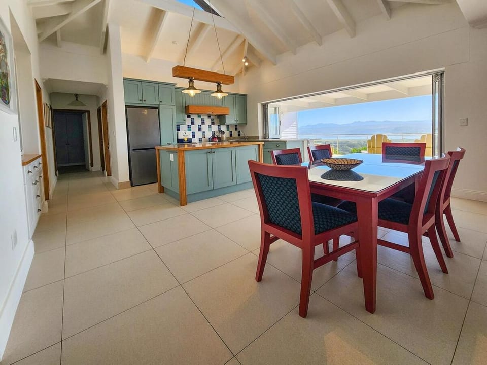 Kitchen or kitchenette, Seating area, Dining area