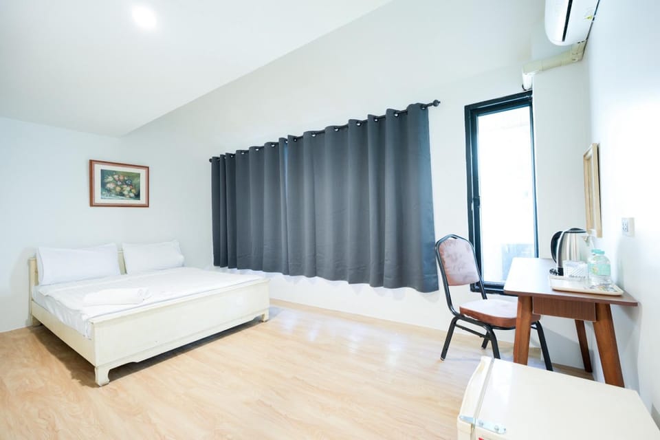 Bed, Photo of the whole room, Seating area, Bedroom