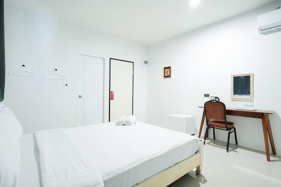 Bed, Photo of the whole room, Bedroom, air conditioner