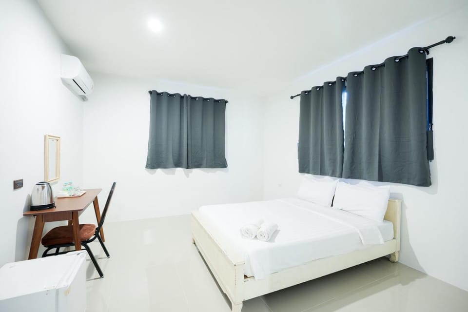 Bed, Photo of the whole room, Seating area, air conditioner