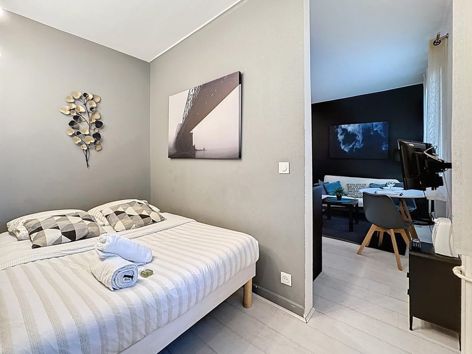 Bed, Photo of the whole room, Bedroom, internet, towels