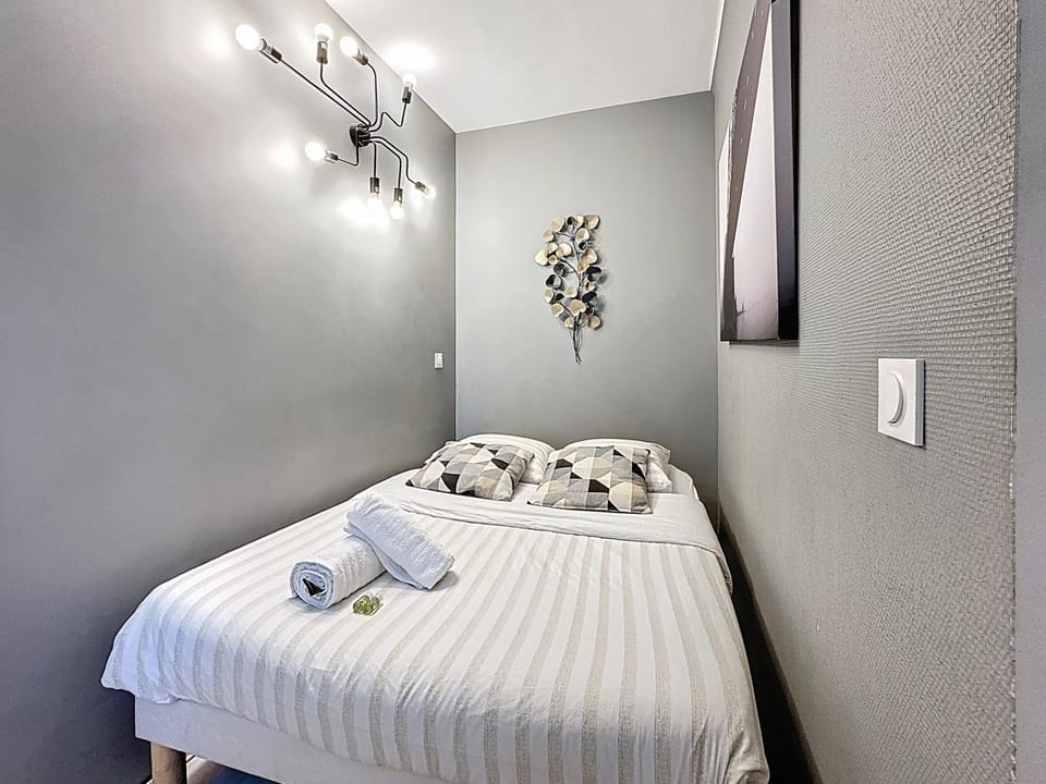 Bed, Photo of the whole room, Bedroom, internet, towels