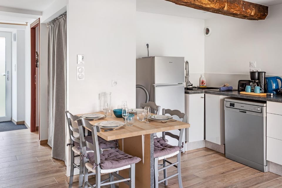 Coffee/tea facilities, Kitchen or kitchenette, Dining area, dishwasher, oven, pet friendly, stove, toaster