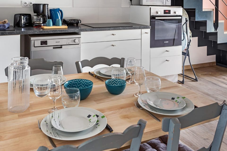 Coffee/tea facilities, Kitchen or kitchenette, Dining area, dishwasher, oven, pet friendly, stove, toaster