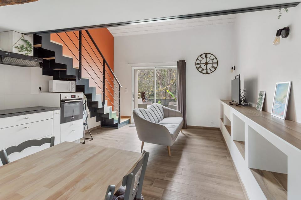 Kitchen or kitchenette, Living room, Seating area, Dining area