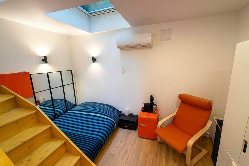 Photo of the whole room, Bedroom