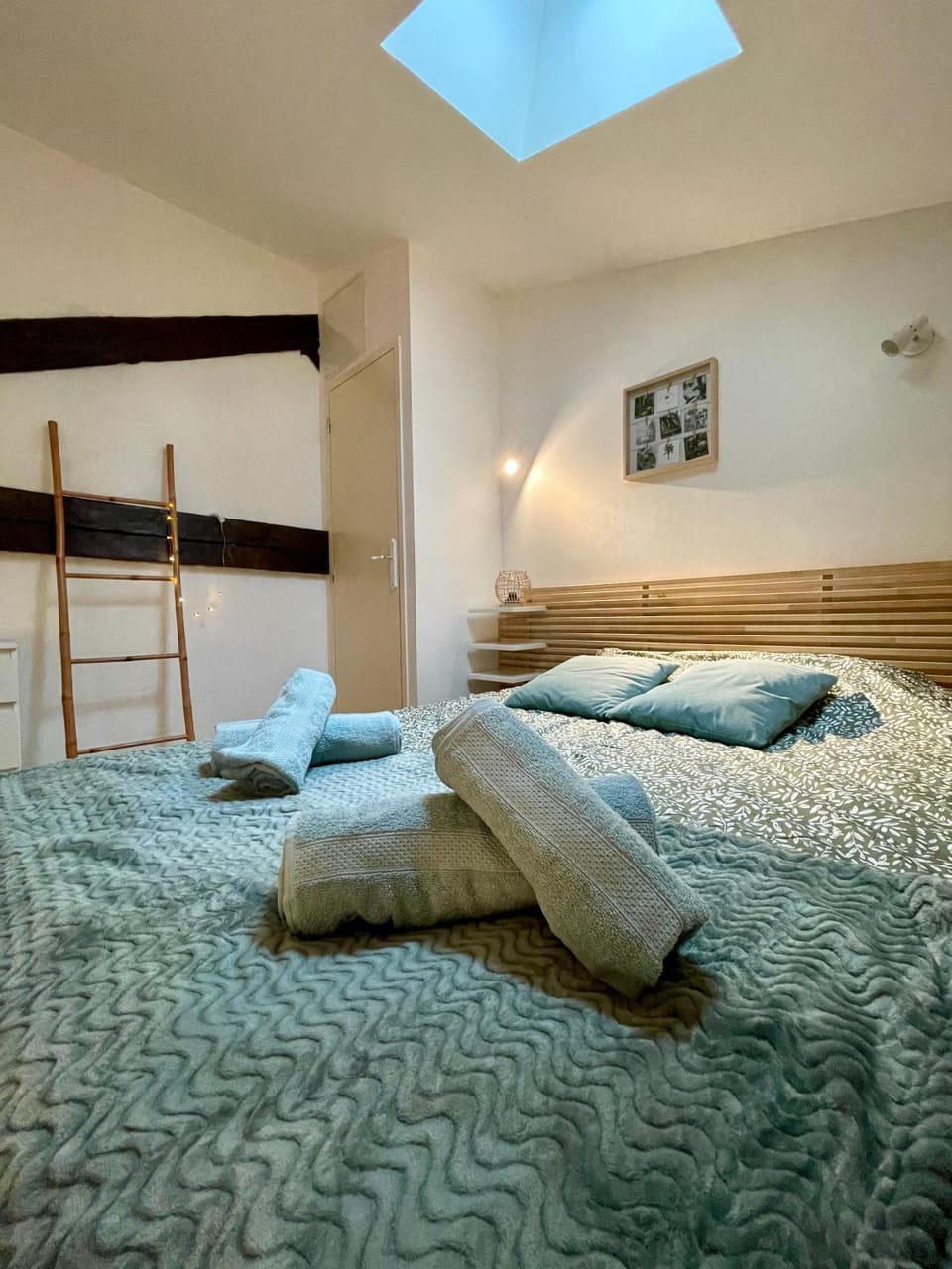 Photo of the whole room, towels