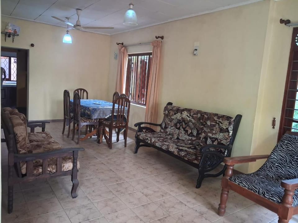 Bed, Living room, Seating area, Dining area