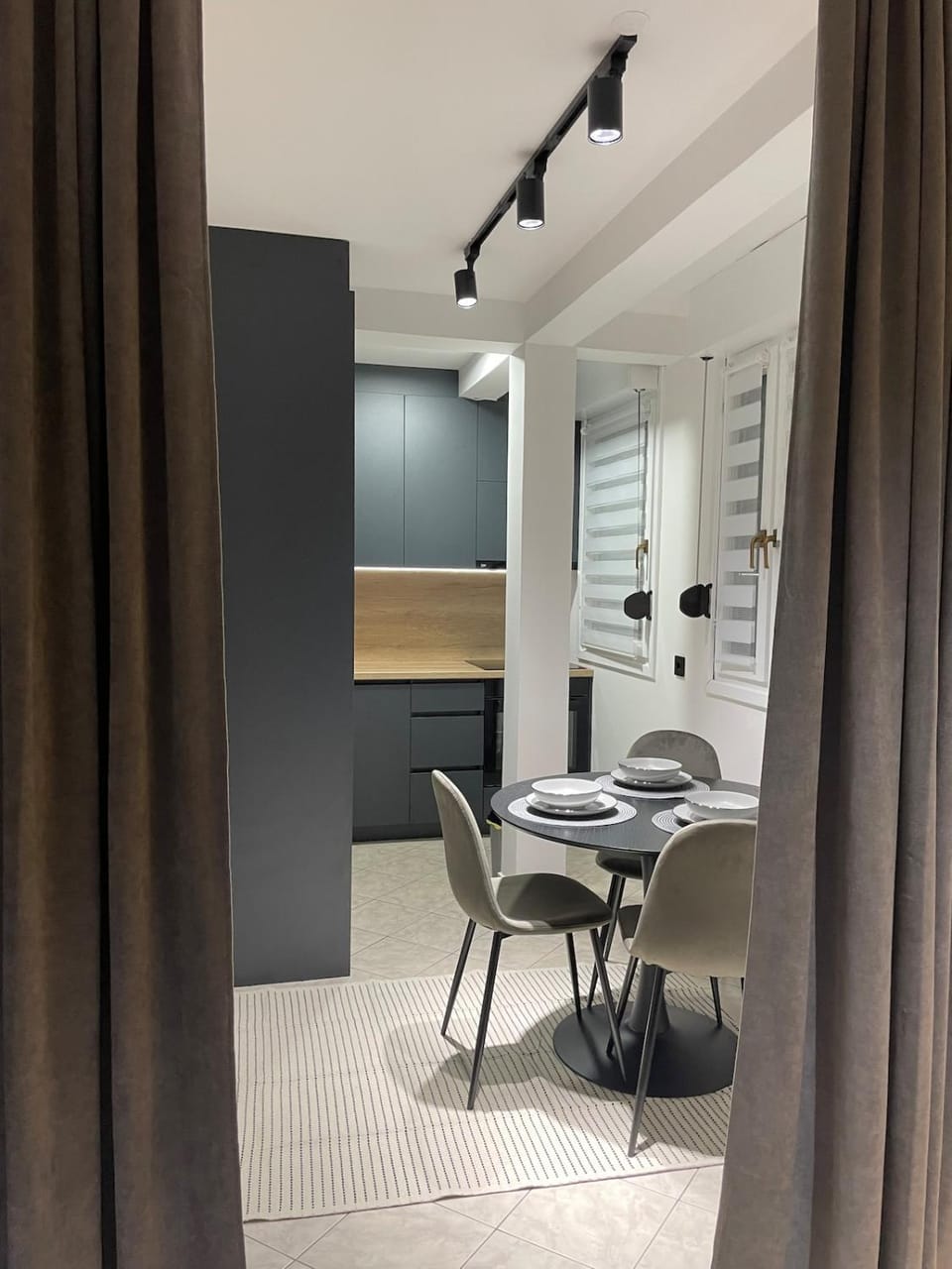 Kitchen or kitchenette, Dining area