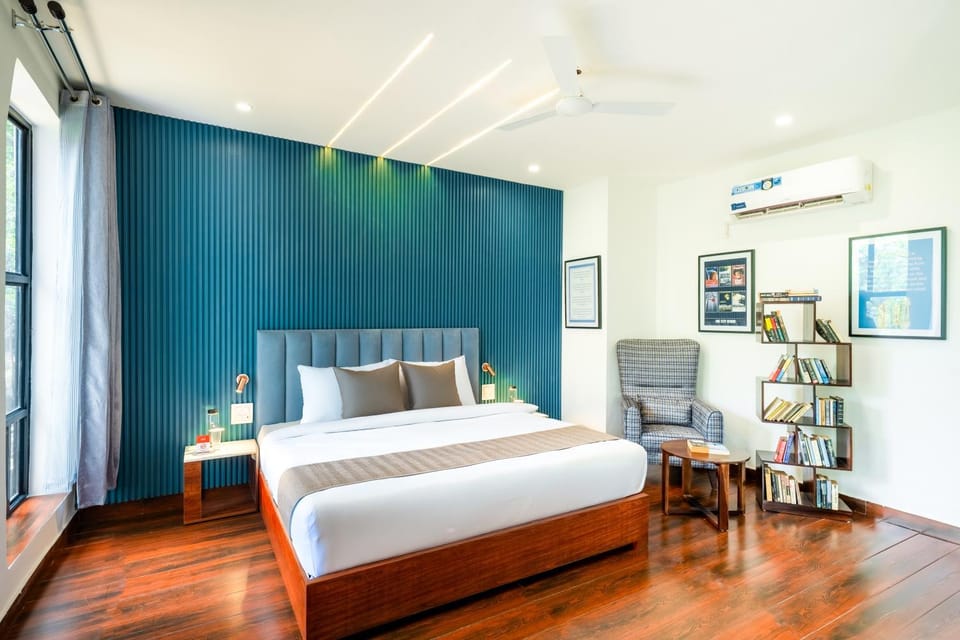 Bed, Photo of the whole room, Seating area, Bedroom, air conditioner