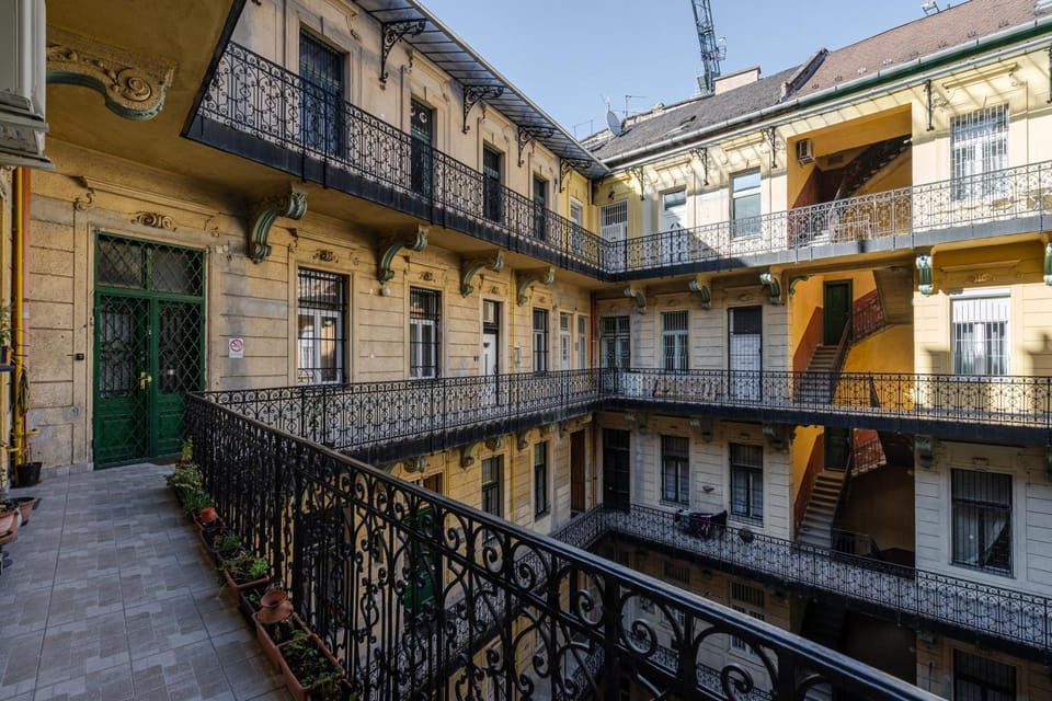 Property building, Day, Balcony/Terrace