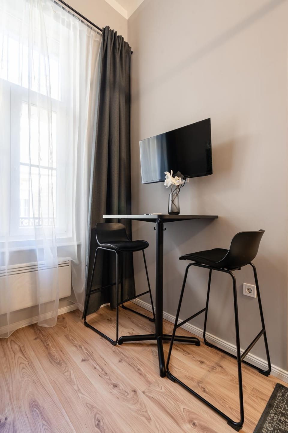 TV and multimedia, Seating area, Dining area