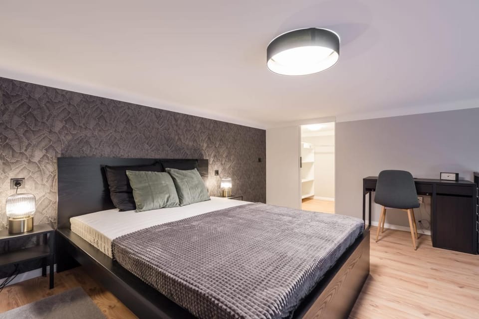 Bed, Seating area, Bedroom