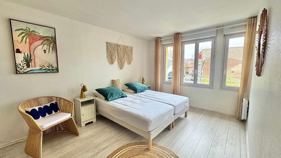 Cathédrale en Scène - design & lumineux - Gare Apartment in Amiens