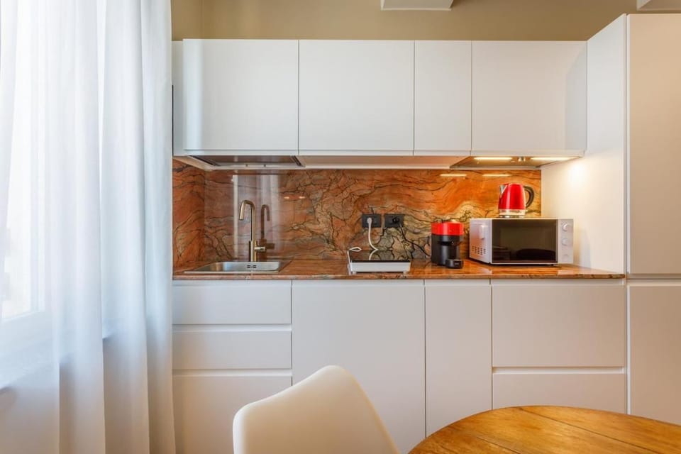 Coffee/tea facilities, Kitchen or kitchenette, stove