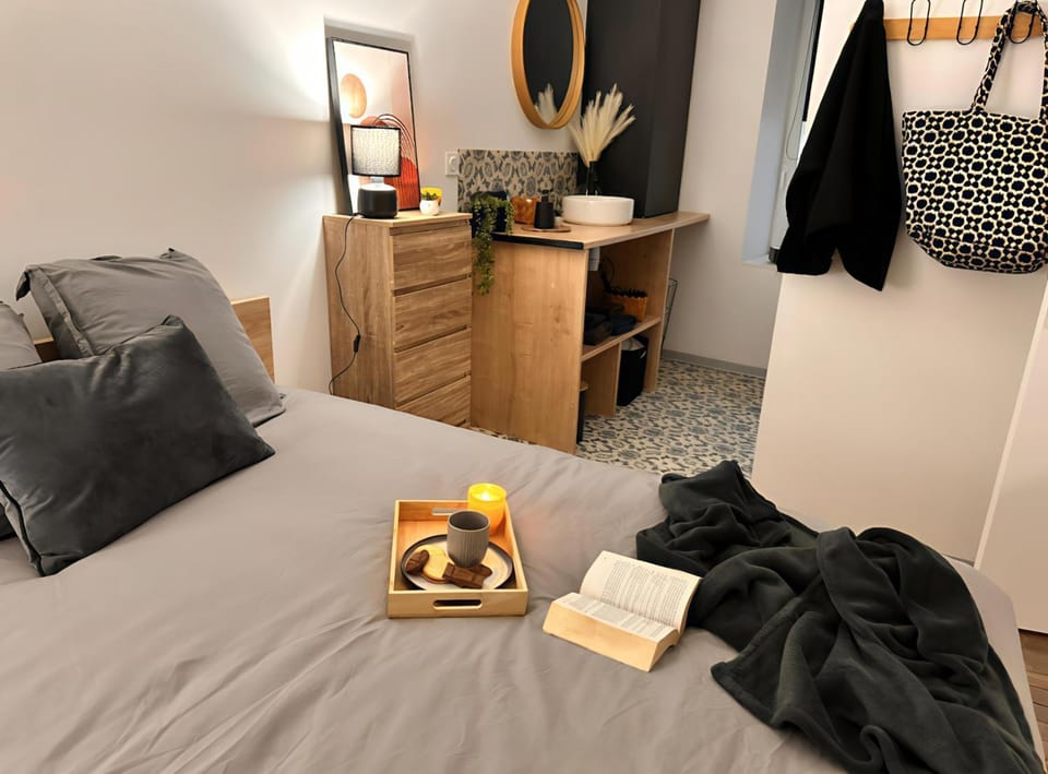 Bed, Bedroom, towels
