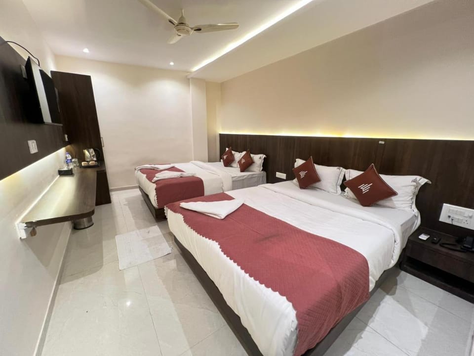 Bed, Bedroom, towels