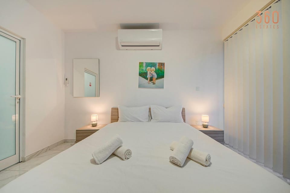 Bed, Bedroom, towels, air conditioner