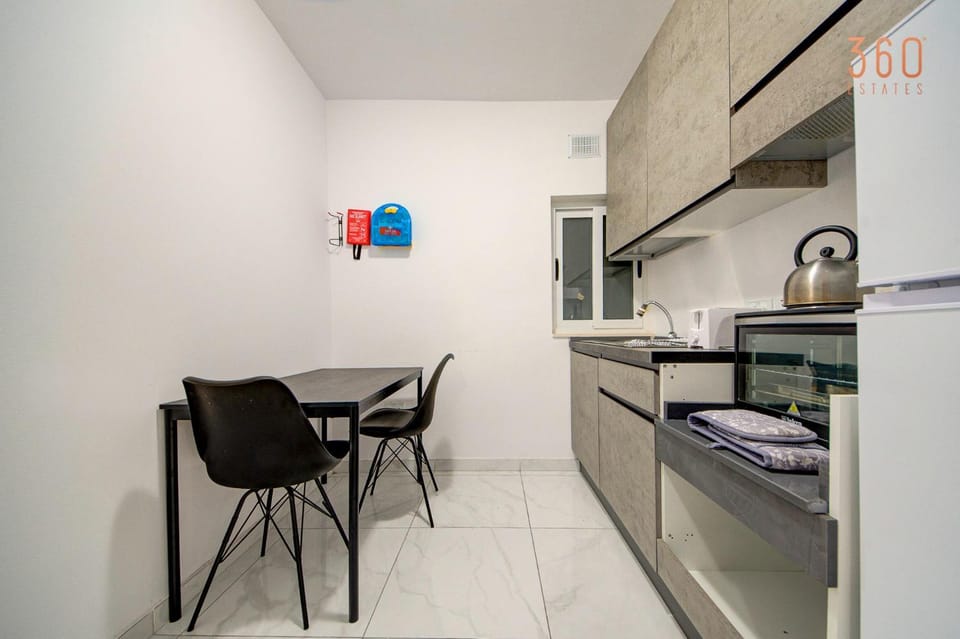 Kitchen or kitchenette, Dining area, dishwasher, stove