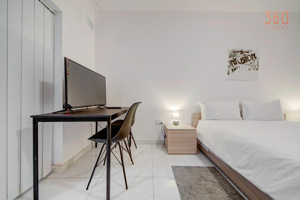 Communal lounge/ TV room, Bed, TV and multimedia, Photo of the whole room, hair dresser