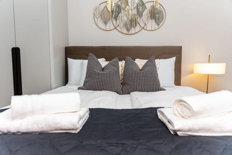 Bed, towels