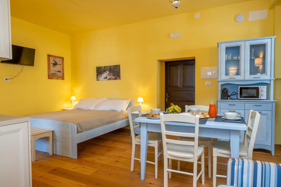 Bed, Dining area