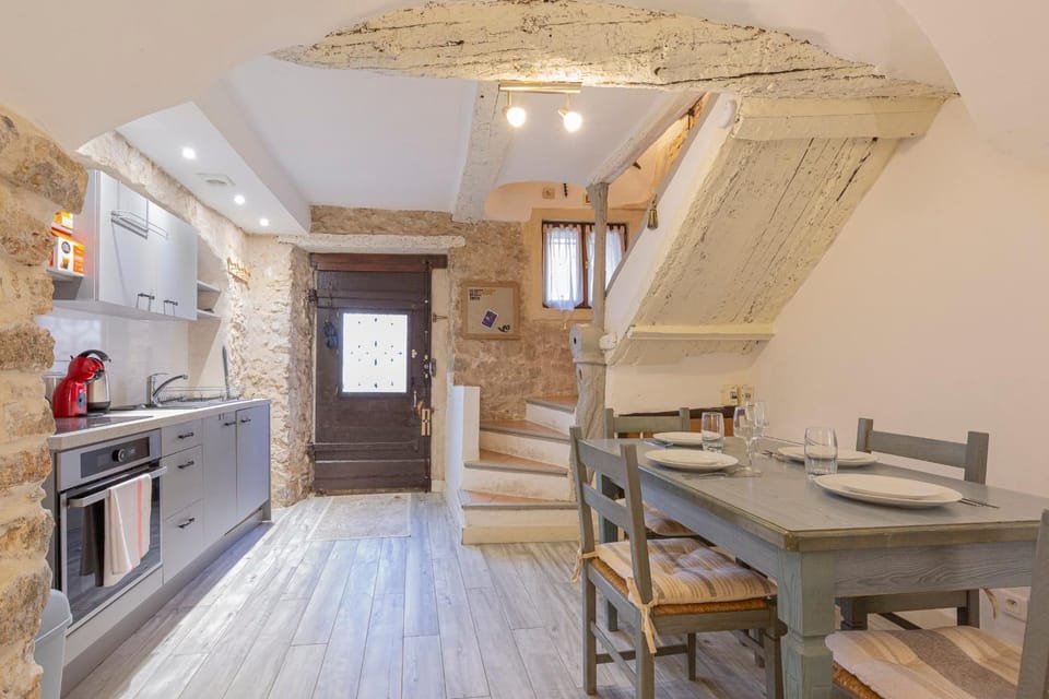 Kitchen or kitchenette, oven, stove