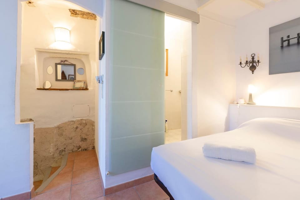 Bed, Bathroom, Photo of the whole room, Bedroom