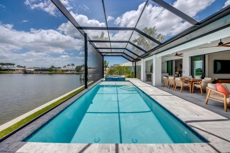 CoralVilla Florida Orange - new villa at 8 lakes with pool, hot tub House in Cape Coral