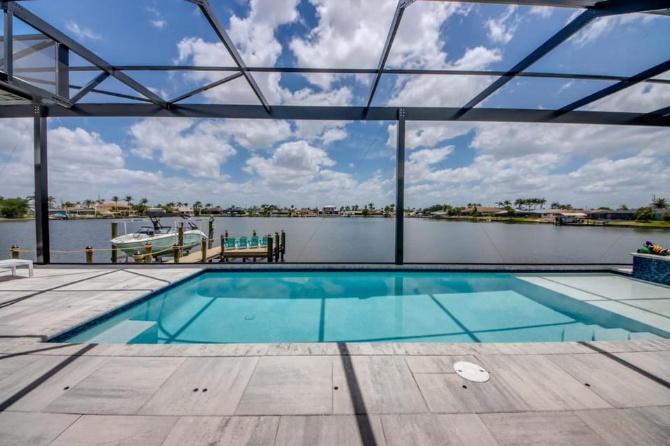 CoralVilla Florida Orange - new villa at 8 lakes with pool, hot tub House in Cape Coral