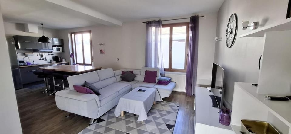 TV and multimedia, Kitchen or kitchenette, Living room
